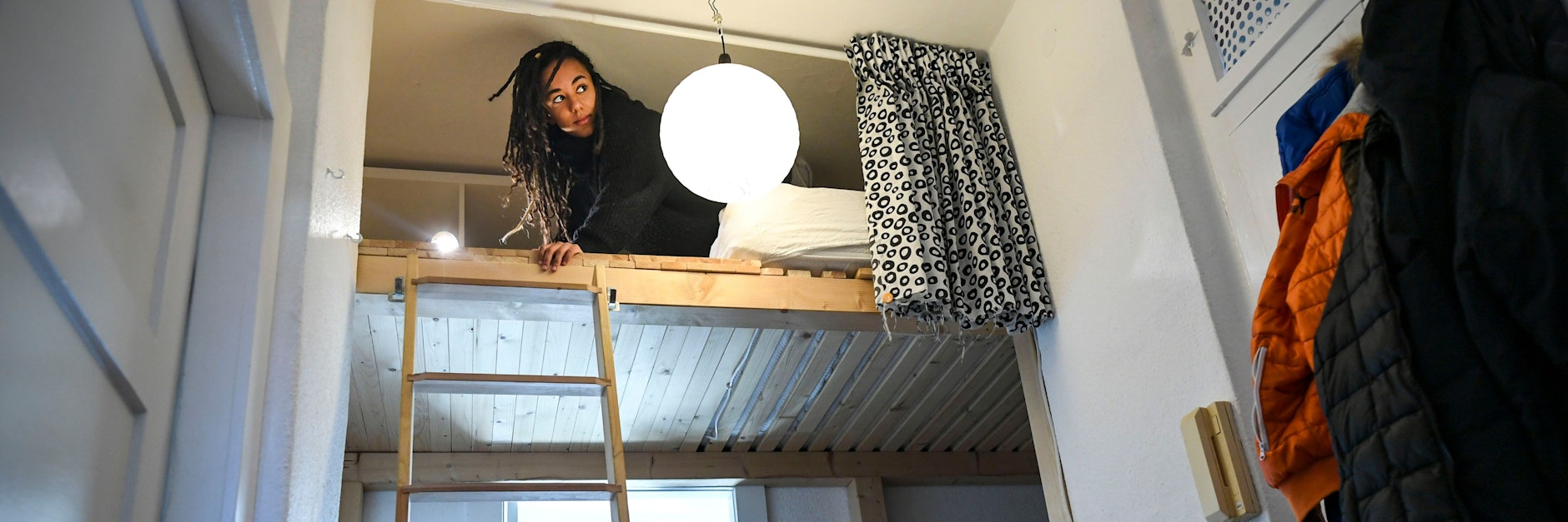 Leben in 2,8 Kubikmetern: Unsere Autorin kriecht aus dem Hochbett.<br>