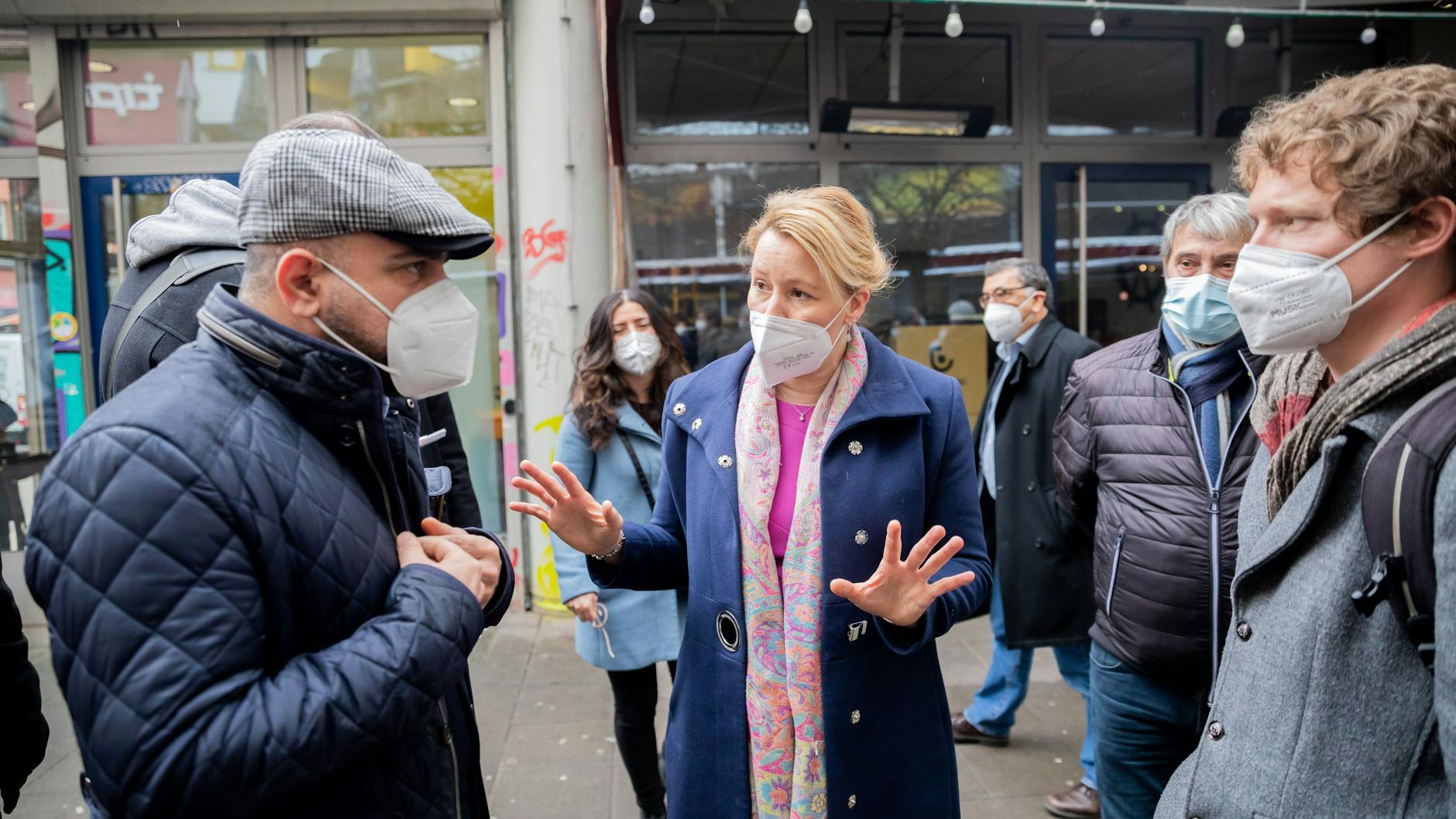 Bundesfamilienministerin Franziska Giffey (M) auf Wahlkampftour am Kottbusser Tor in Berlin-Kreuzberg: Die Landesvorsitzende der Berliner SPD soll am Wochenende zur Spitzenkandidatin ihrer Partei für die Abgeordnetenhauswahl 2021 gewählt werden.