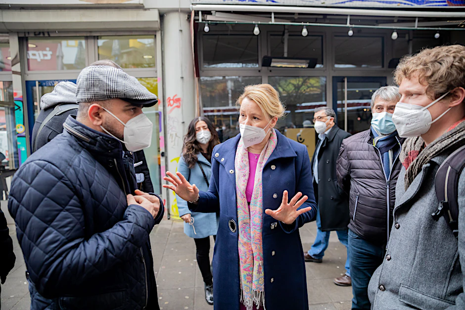 Bundesfamilienministerin Franziska Giffey (M) auf Wahlkampftour am Kottbusser Tor in Berlin-Kreuzberg: Die Landesvorsitzende der Berliner SPD soll am Wochenende zur Spitzenkandidatin ihrer Partei für die Abgeordnetenhauswahl 2021 gewählt werden.