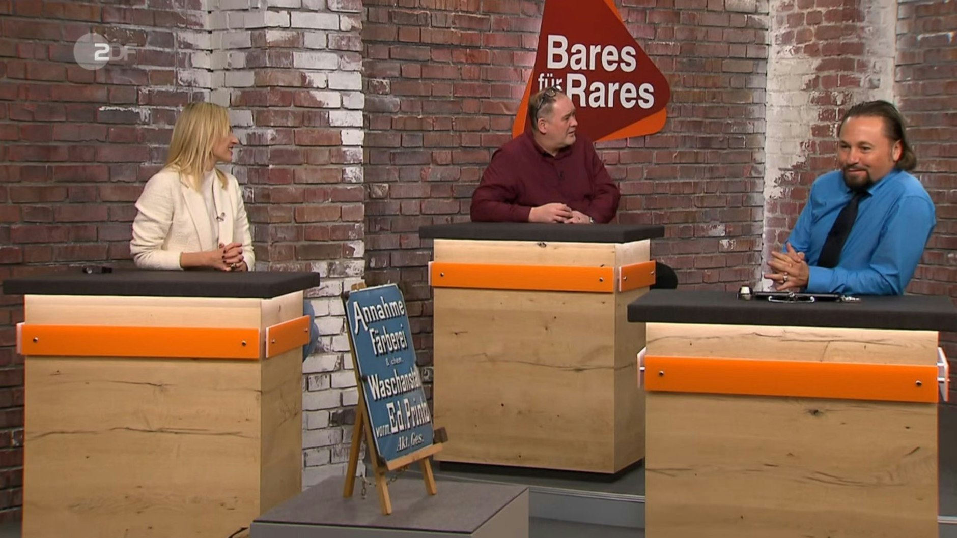 Sind begeistert von dem Schild: die „Bares für Rares“-Händler.