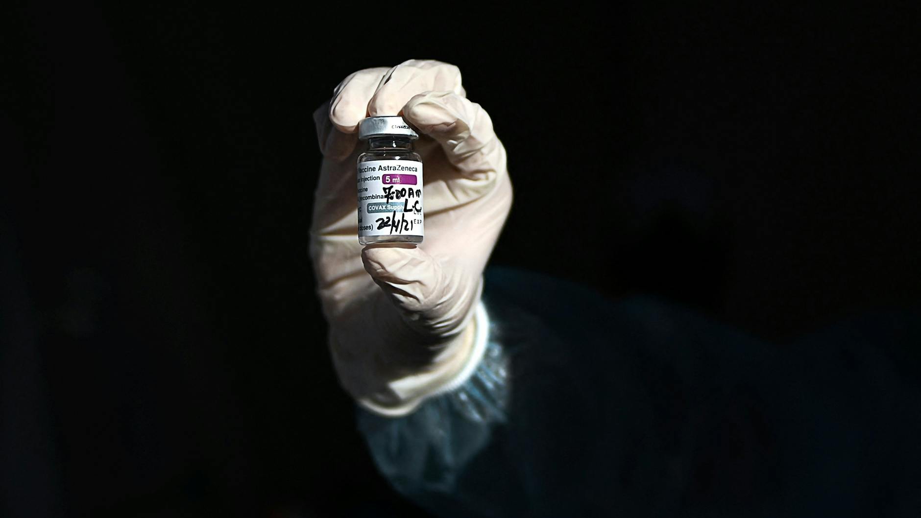 Trotz der Thrombosefälle bleibt die britische Arzneimittelbehörde bei ihrer Empfehlung für den Astrazeneca-Impfstoff.