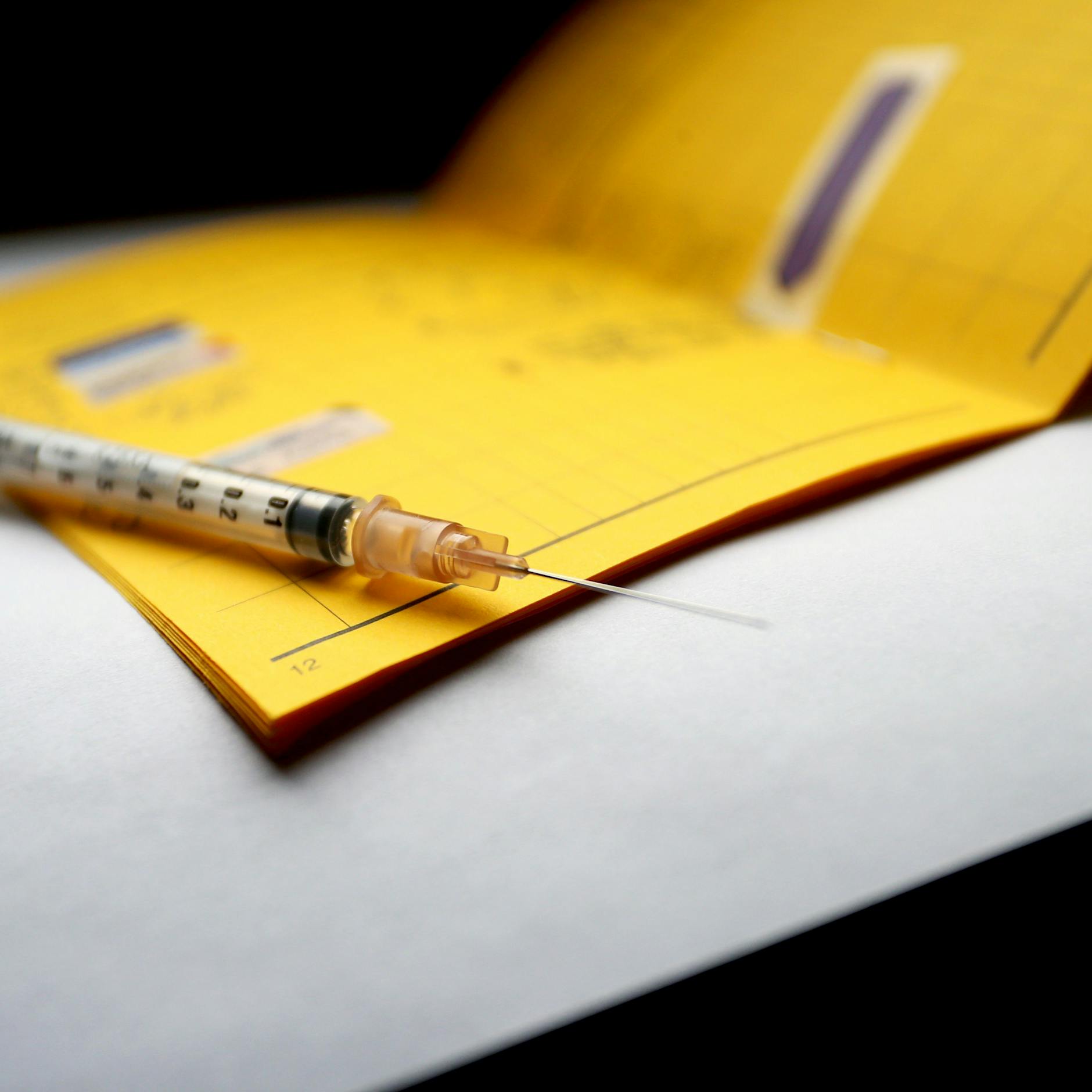 Achtung, Datendiebe! Darum sollten Sie keine Bilder vom Impfpass posten