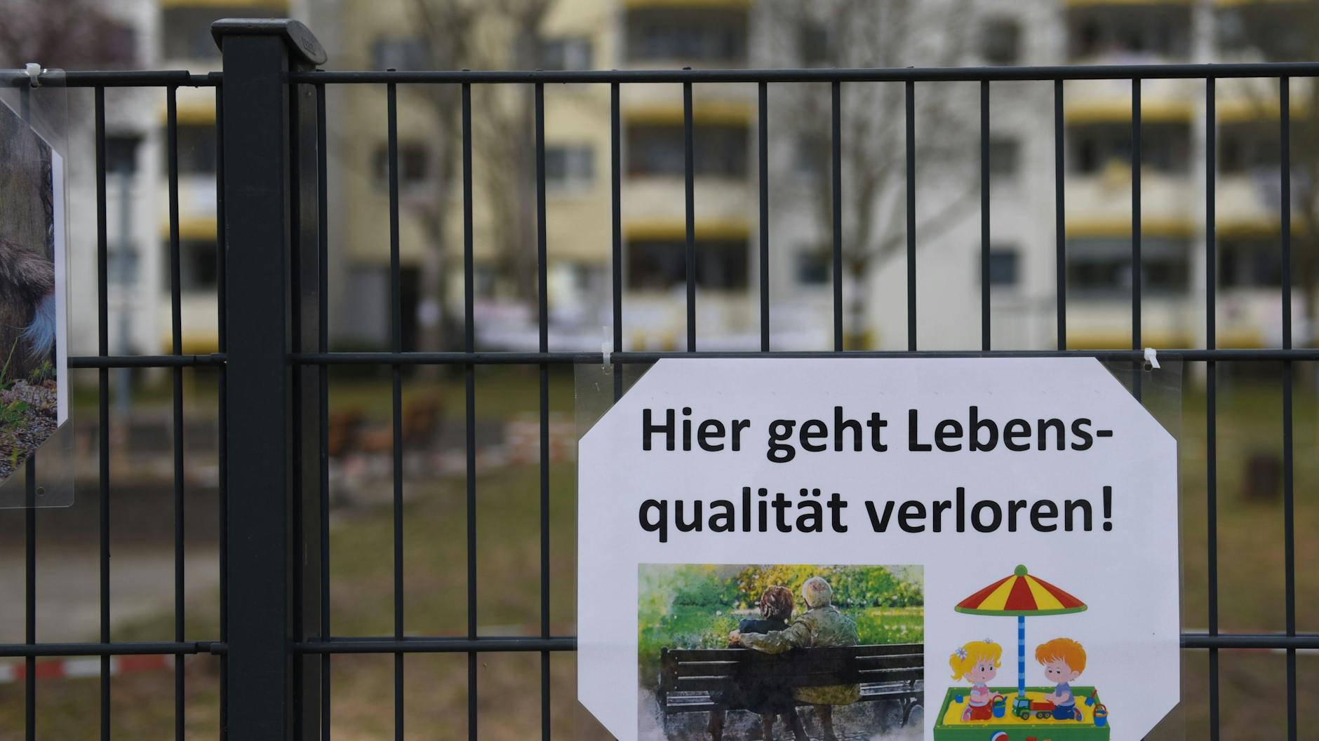 Protest gegen Nachverdichtung, am Zaun eines Innenhofs in der Atzpodienstraße in Lichtenberg.<br>