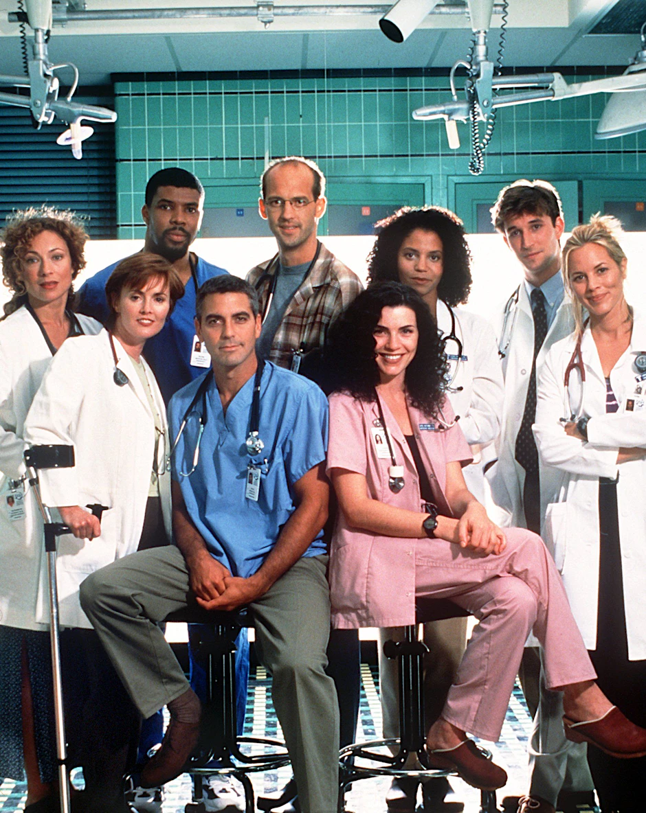 Die Darsteller der amerikanischen Fernsehserie „Emergency Room – Die Notaufnahme“. Vorne v.l.: Laura Innes, George Clooney und Julianna Margulies. Hinten v.l.: Alex Kingston, Eric La Salle, Anthony Edwards, Gloria Reuben, Noah Wyle und Maria Bello.