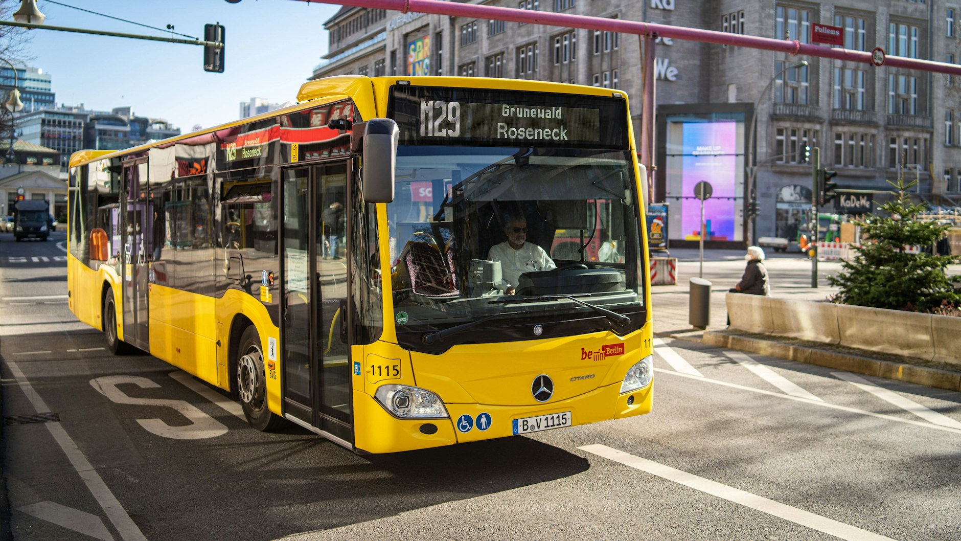 Ein BVG-Bus der Linie M29 am KaDeWe. Noch darf nur hinten eingestiegen werden – aber nicht mehr lange.