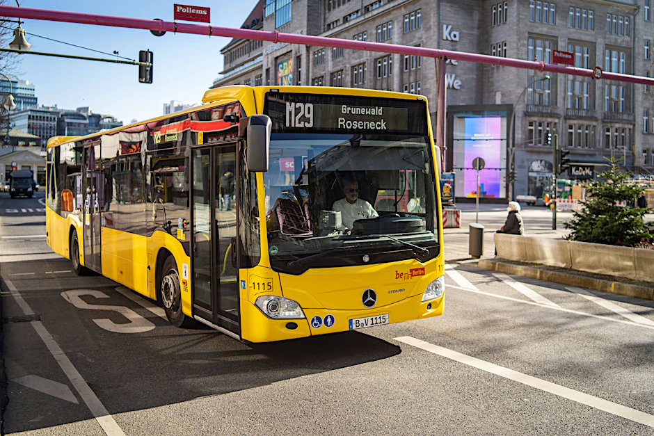 Ein BVG-Bus der Linie M29 am KaDeWe. Noch darf nur hinten eingestiegen werden – aber nicht mehr lange.