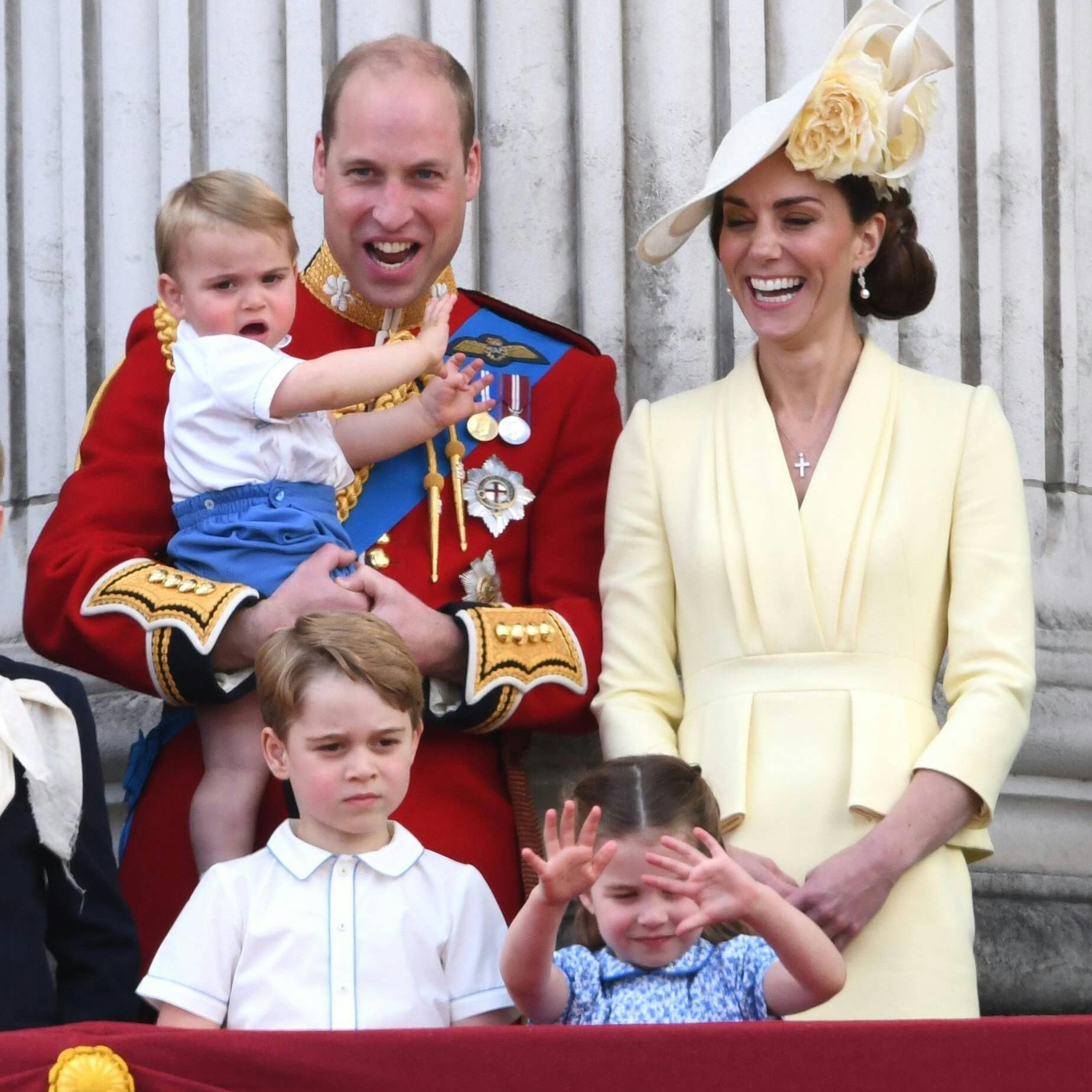 Thronfolger Prinz William mit seiner Frau Kate und den drei gemeinsamen Kindern Louis, George und Charlotte