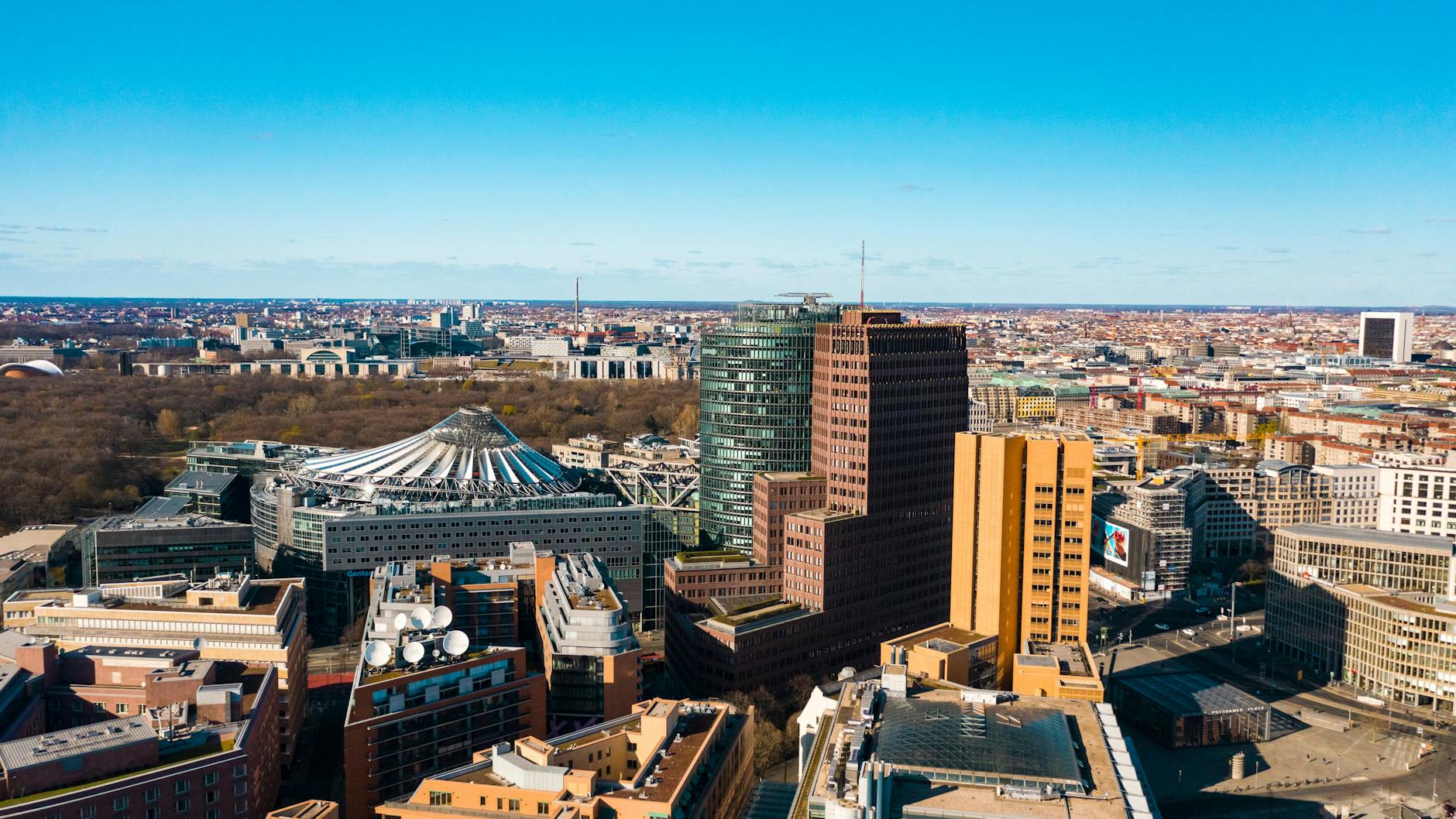 Von oben schon schwer erträglich: der Potsdamer Platz aus der Vogelperspektive.