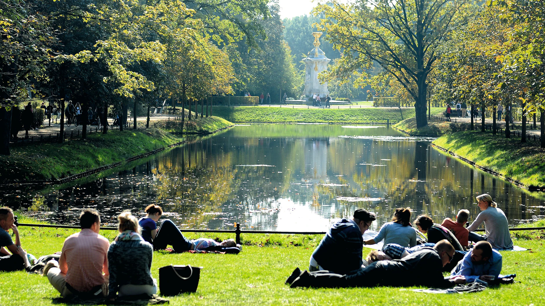 Ein Sitzdichein am Venusbassin. An der Südseite stand einst die Venus von Capua, die Kaiser Wilhelm II. im Jahr 1904 durch ein Beethoven-Haydn-Mozart-Denkmal ersetzen ließ. Weil es einem Kachelofen ähnelt, heißt es auch „Musikerofen“.