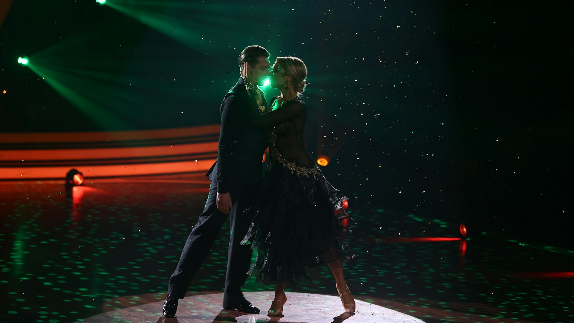 <a href="https://www.berliner-kurier.de/show/lets-dance-was-bitte-hat-gzsz-star-valentina-pahde-hier-zwischen-den-beinen-li.153715">Valentina Pahde</a> und Valentin Lusin tanzen in der siebenten Show von „Let's Dance“ einen Wiener Walzer zu „What If I“ zu Meghan Trainor.