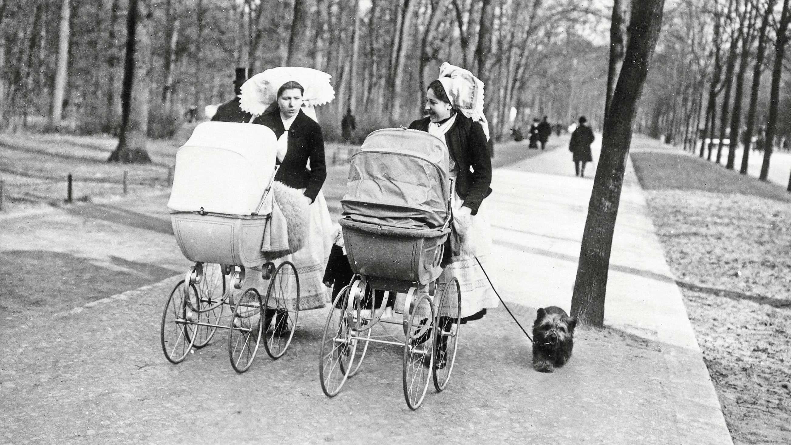 Wer es sich leisten konnte, beschäftigte um 1900 eine Amme aus dem Spreewald, die den Nachwuchs im Tiergarten ausfuhr. Ob sich die Eltern derweil in den Zelten vergnügten, ist nicht überliefert. Im feinen Sonntagskleid schlenderte man an den Zelten entlang. Dort herrschte großer Andrang.