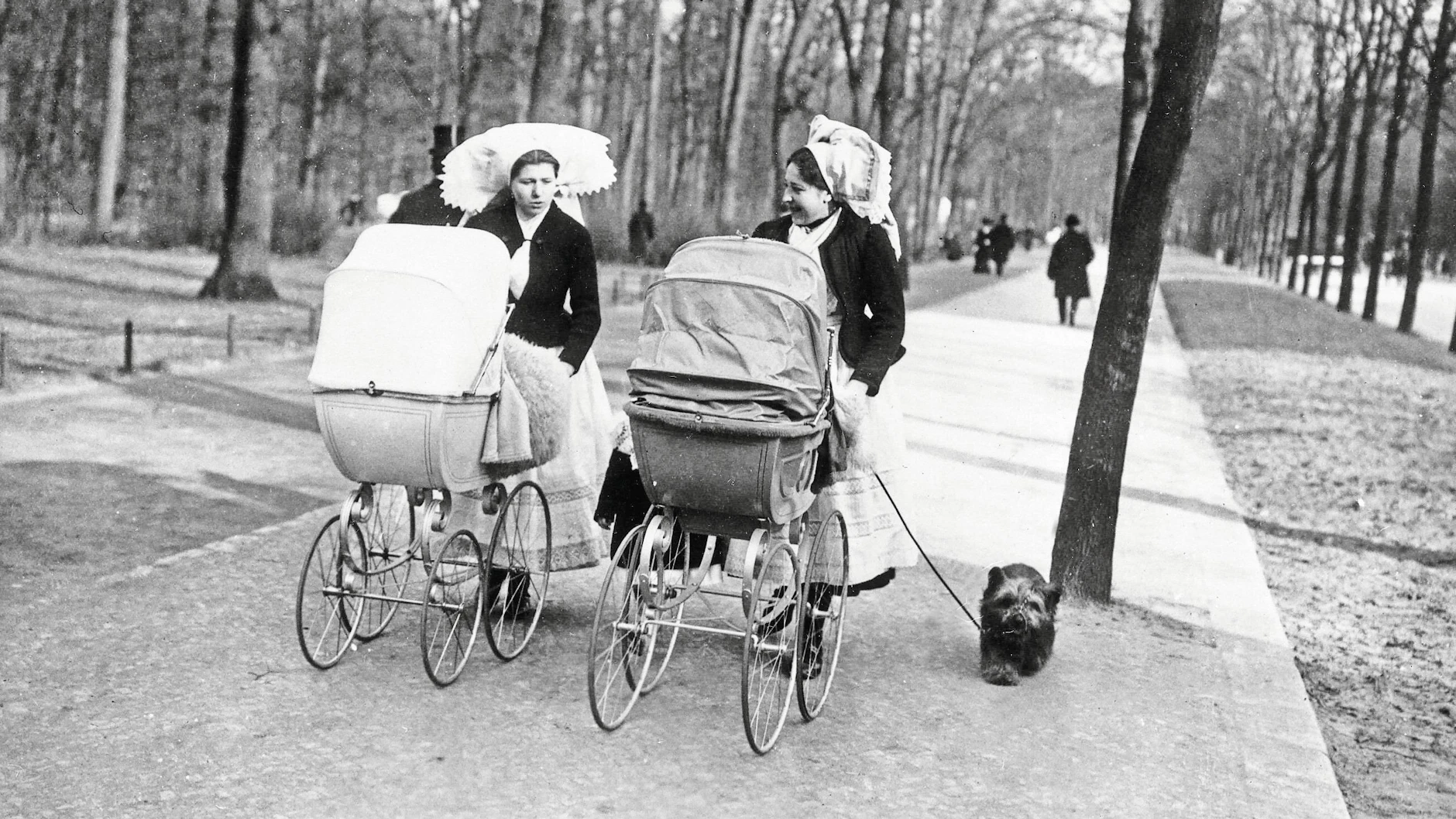 Wer es sich leisten konnte, beschäftigte um 1900 eine Amme aus dem Spreewald, die den Nachwuchs im Tiergarten ausfuhr. Ob sich die Eltern derweil in den Zelten vergnügten, ist nicht überliefert. Im feinen Sonntagskleid schlenderte man an den Zelten entlang. Dort herrschte großer Andrang.