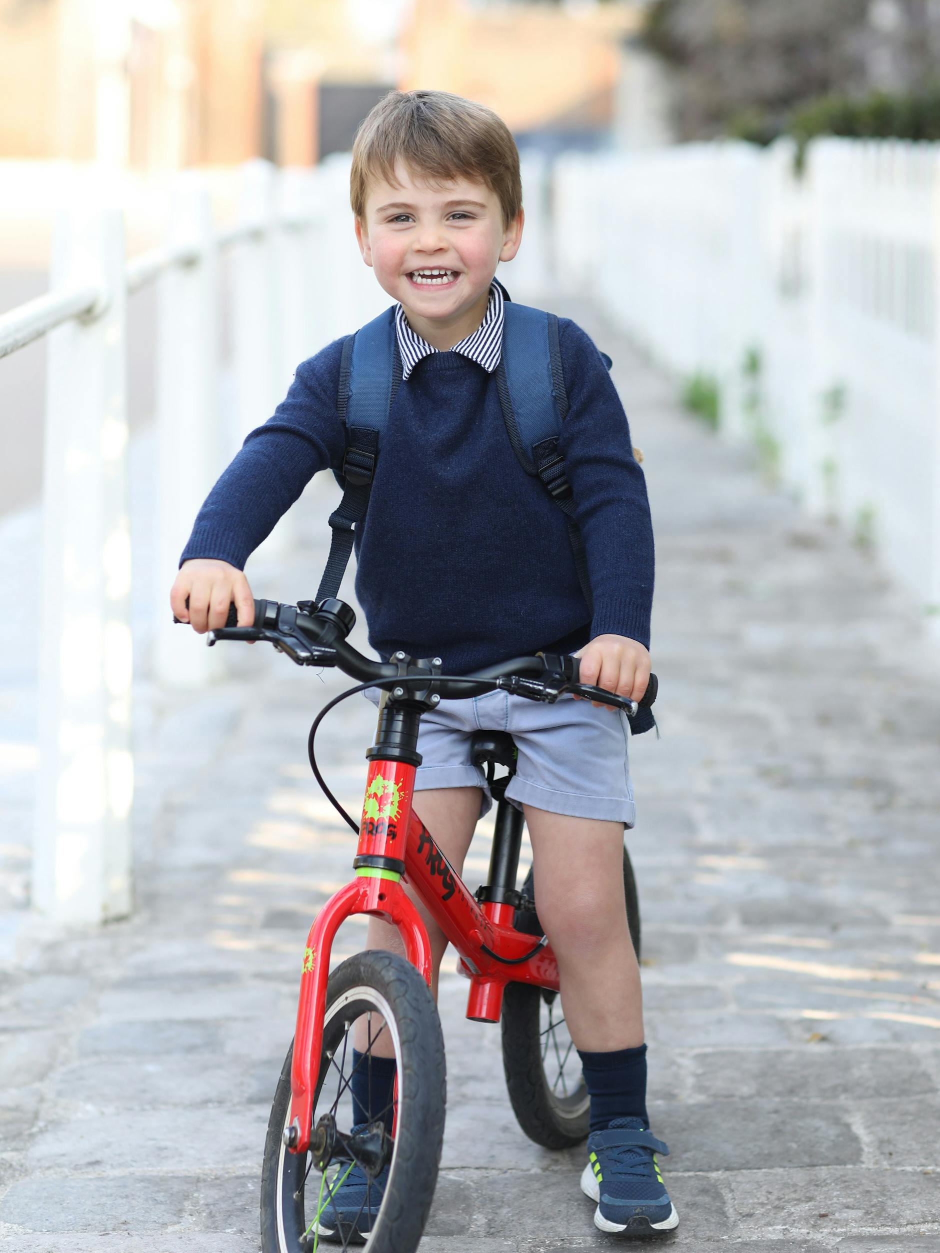 Prinz Louis, auf einem roten Fahrrad vor seinem ersten Tag in der Willcocks Nursery School im Kensington Palace.