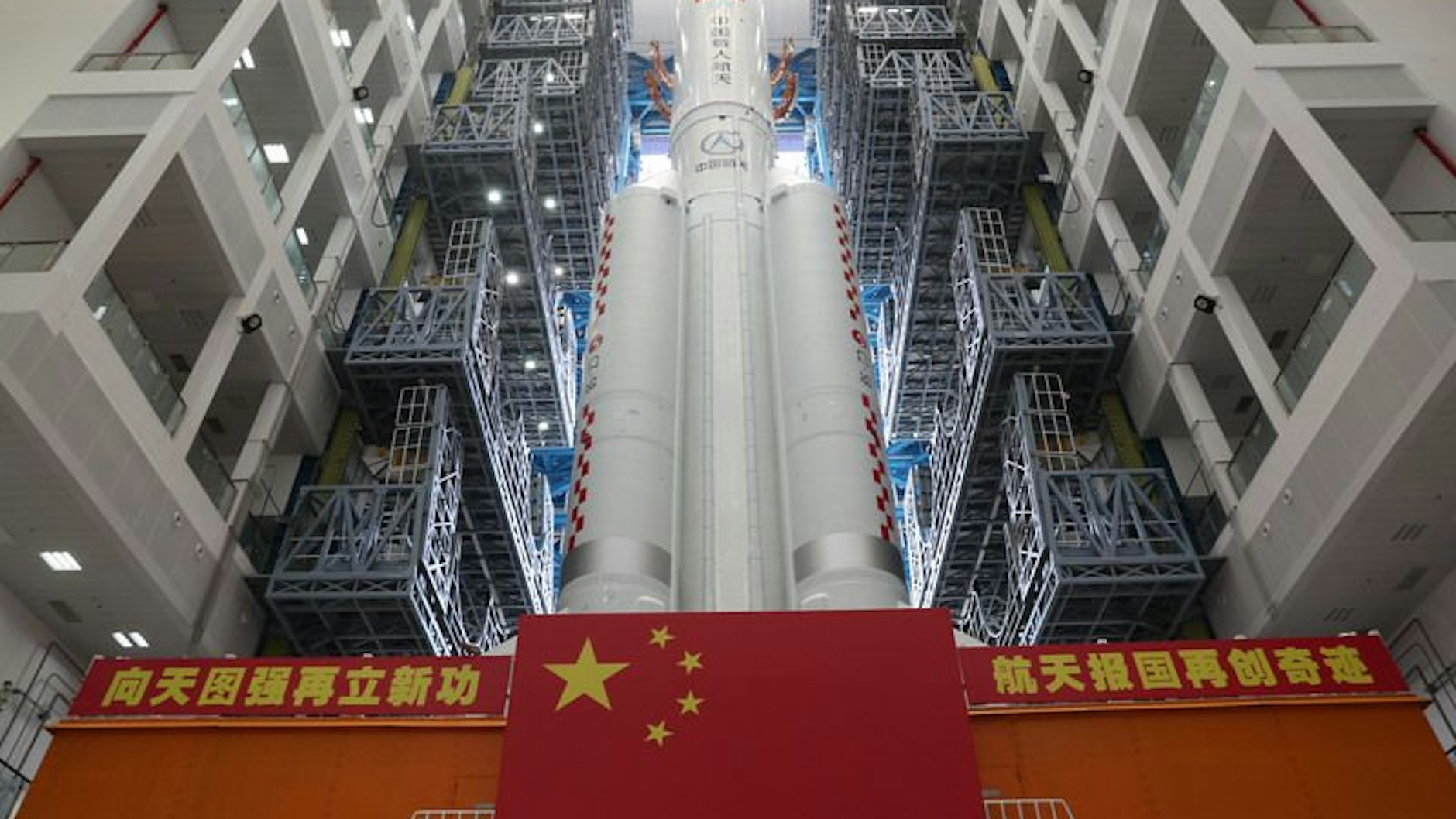 Die Kombination aus dem Kernmodul „Tianhe“ der chinesischen Raumstation und der Rakete wird zum Startbereich transportiert.