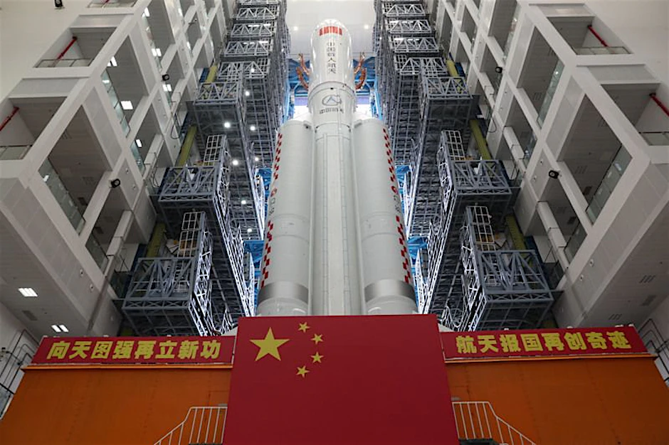 Die Kombination aus dem Kernmodul „Tianhe“ der chinesischen Raumstation und der Rakete wird zum Startbereich transportiert.
