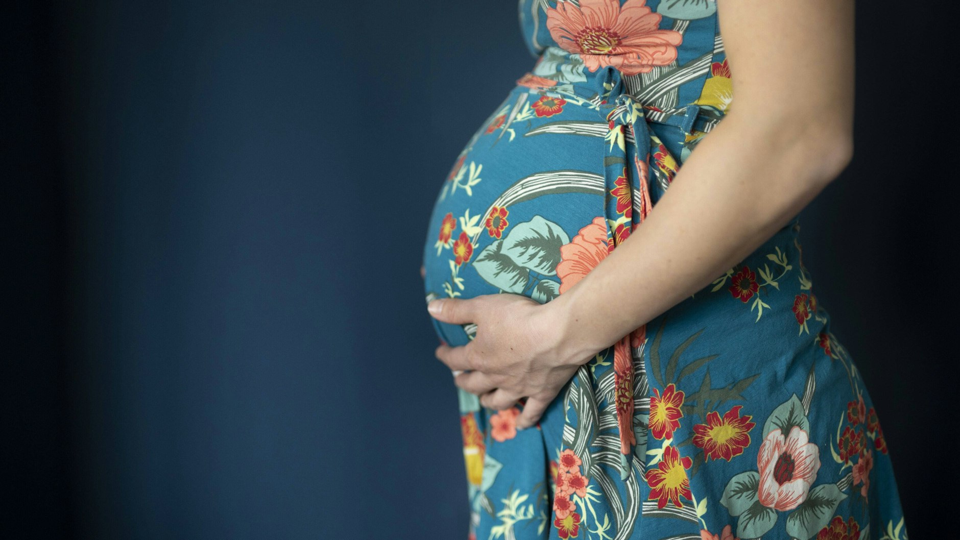 Schwangere in Deutschland sind alarmiert durch Berichte aus aller Welt über negative Folgen von Sars-CoV-2 für Mutter und Kind.