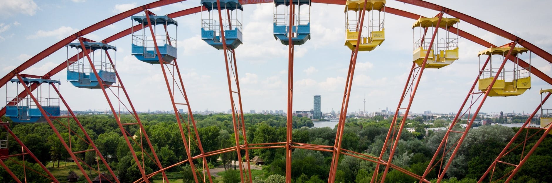 Das Riesenrad auf dem Gelände des ehemaligen DDR-Vergnügungsparks im Plänterwald. Der Spreepark verwilderte und soll jetzt neu belebt werden. 