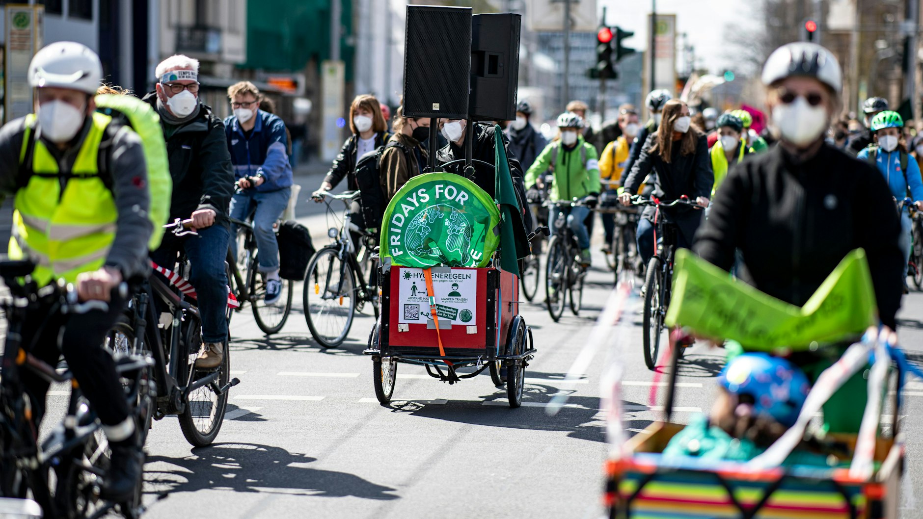Demonstrierende fahren auf einer Demo der Umweltschutzgruppe Fridays for Future in einem Fahrradkorso. Anlässlich des Klimagipfels der USA mit 40 eingeladenen Ländern fordern die Klimaaktivisten sofortige Maßnahmen gegen den Klimawandel.