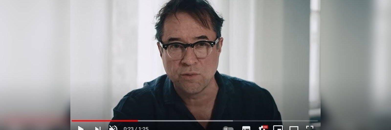 Jan Josef Liefers ist einer von über 50 Schauspielern, die unter den Hashtags #allesdichtmachen, #niewiederaufmachen und #lockdownfürimmer mit scharfer Satire gegen die Corona-Politik protestieren.