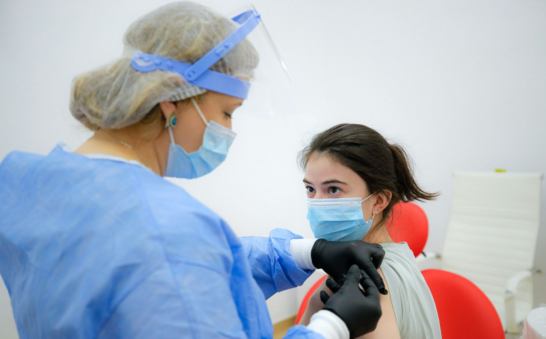 Eine Frau wird mit Astrazeneca geimpft. Empfohlen ist das Mittel hierzulande erst ab 60 Jahren, doch auch Jüngere können sich dafür entscheiden.