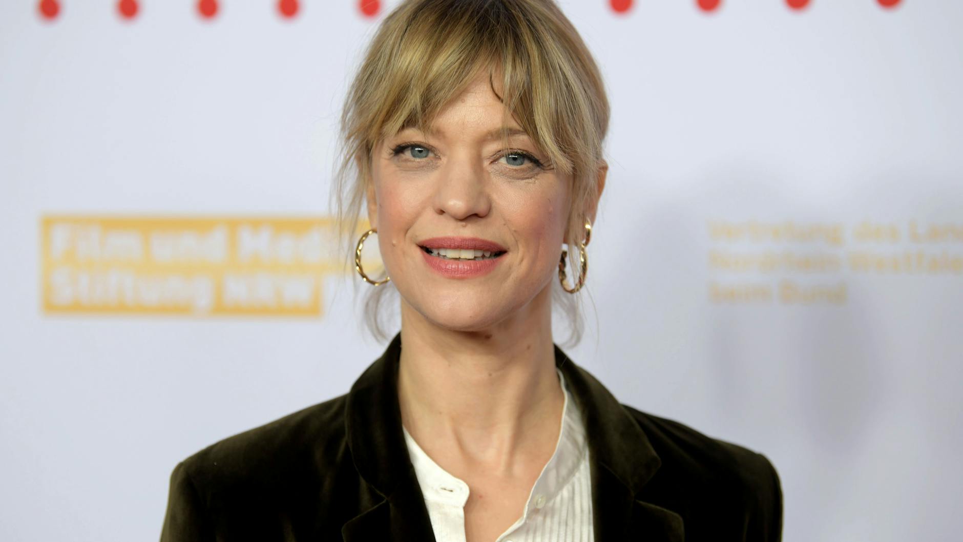 Heike Makatsch hat sich von „rechtem Gedankengut“ distanziert. Die Schauspielerin hatte an der umstrittenen Aktion #allesdichtmachen teilgenommen.