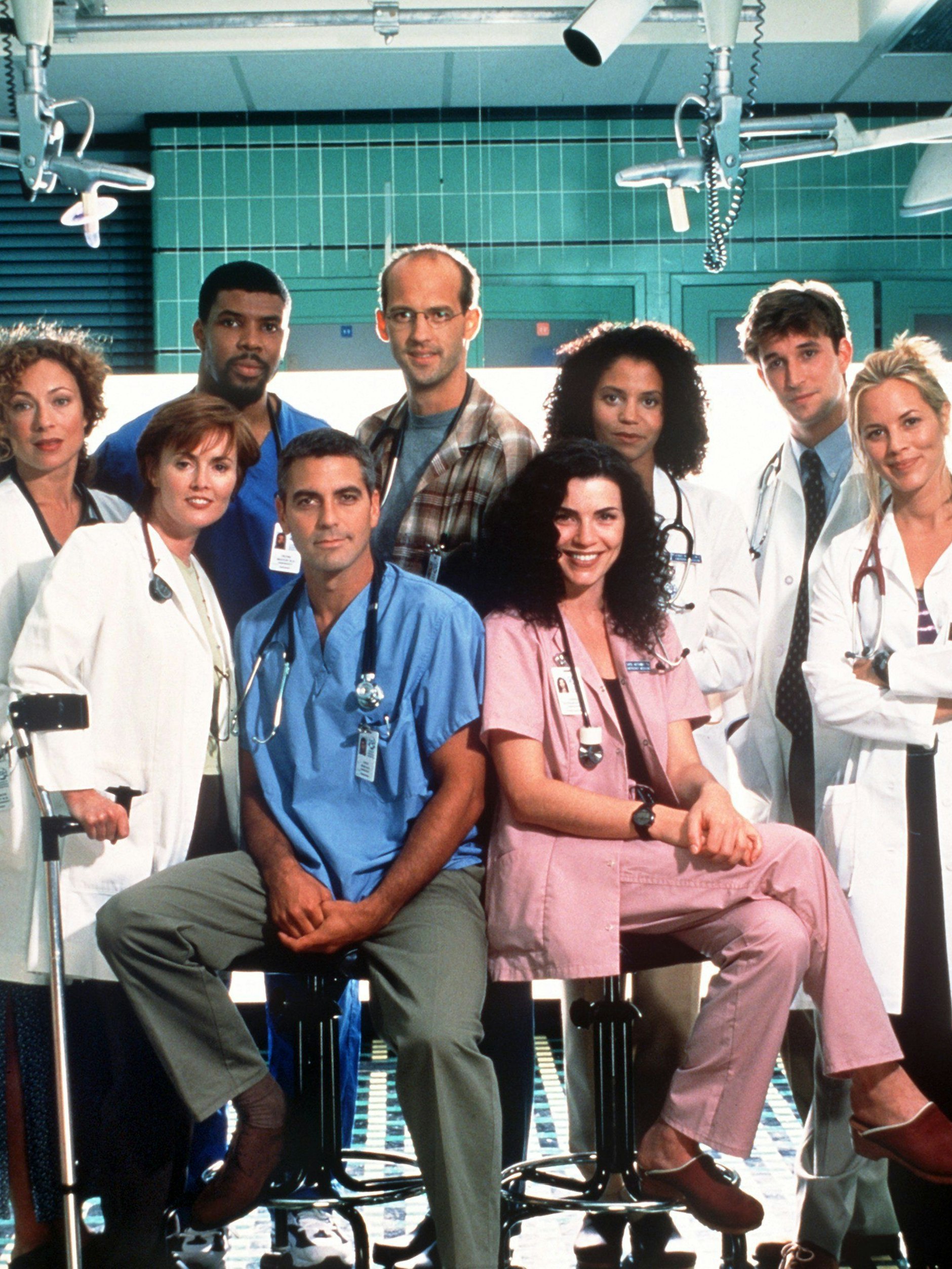 Die <a href="https://de.wikipedia.org/wiki/Fernsehserie">Fernsehserie</a> wurde von 1994 bis 2009 ausgestrahlt. Sie spielt vorwiegend in der <a href="https://de.wikipedia.org/wiki/Notaufnahme">Notaufnahme</a> eines fiktiven <a href="https://de.wikipedia.org/wiki/Chicago">Chicagoer</a> <a href="https://de.wikipedia.org/wiki/Lehrkrankenhaus">Lehrkrankenhauses</a>.