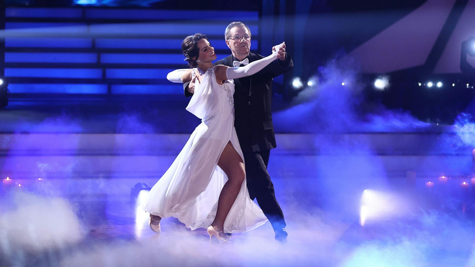 In der letzten Folge von „Let's Dance“ brachten Jan Hofer und Christina Luft einen langsamen Walzer auf die Tanzfläche.