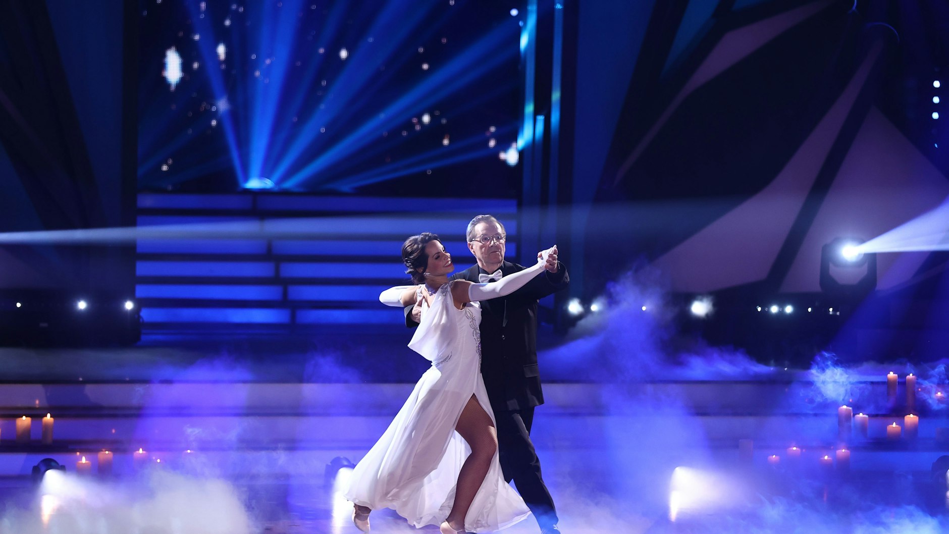 Jan Hofer rührt mit Liebeserklärung an seine Frau zu Tränen, bekommt für seinen Tanz mit Christina Luft 12 Punkt.