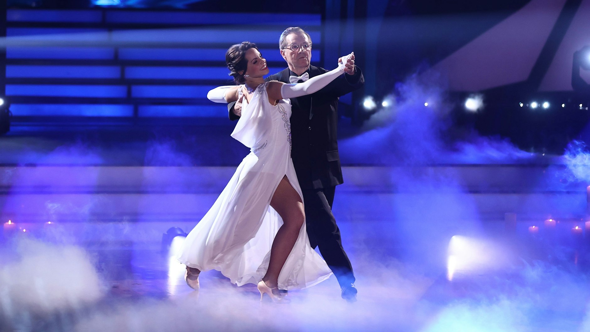 In der letzten Folge von „Let's Dance“ brachten Jan Hofer und Christina Luft einen langsamen Walzer auf die Tanzfläche.