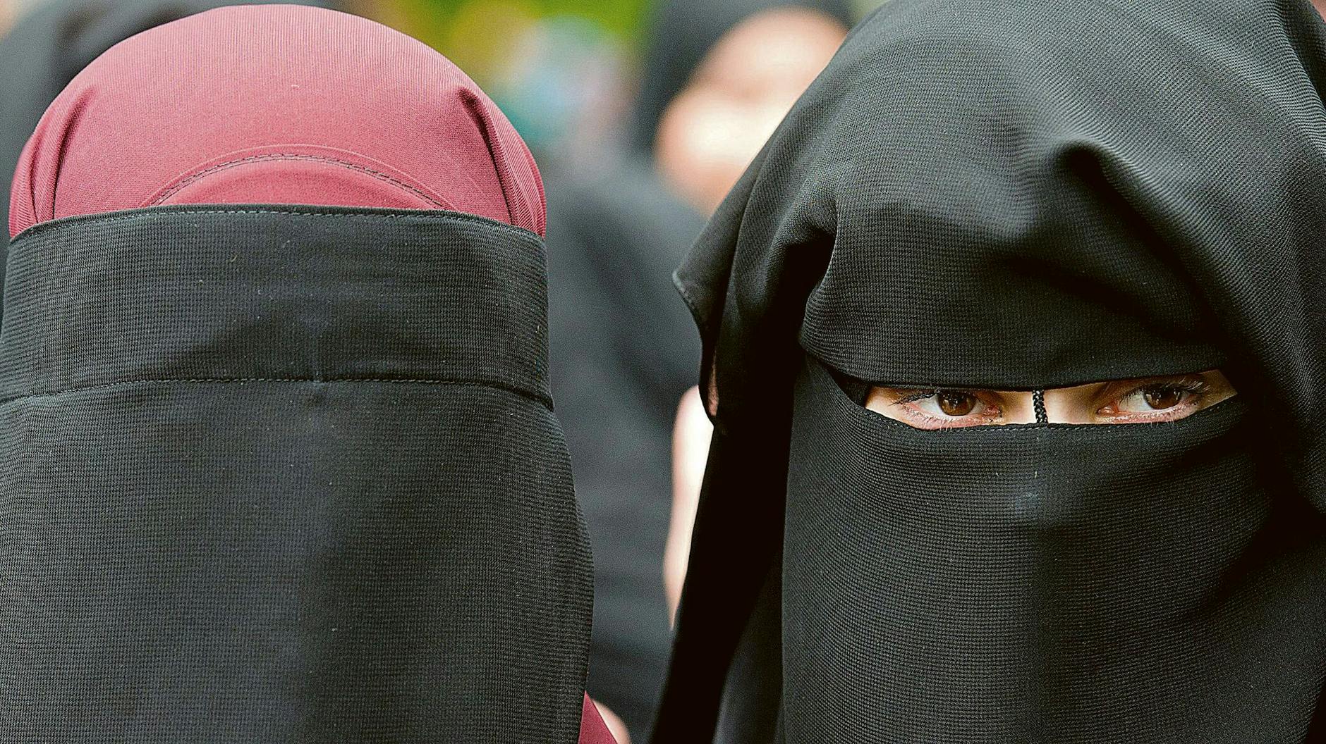 Salafistische Frauen auf einer Kundgebung von Pierre Vogel 2014. Auch Zeynep G. trug vor ihrer Ausreise den Nikab und besuchte salafistische Veranstaltungen.