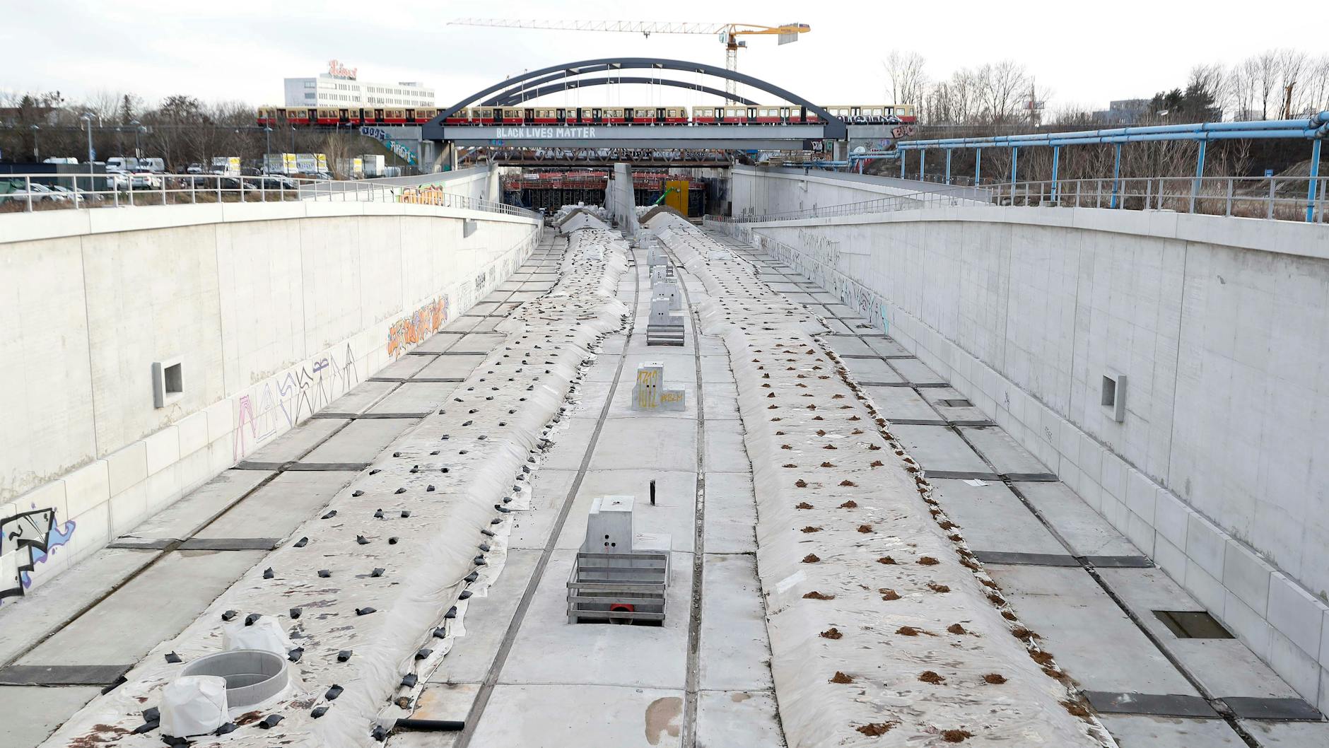 Ab Ende 2024 sollen hier Autos und Lkw rollen. Der 16. Bauabschnitt von Neukölln nach Treptow Nähe Sonnenallee.