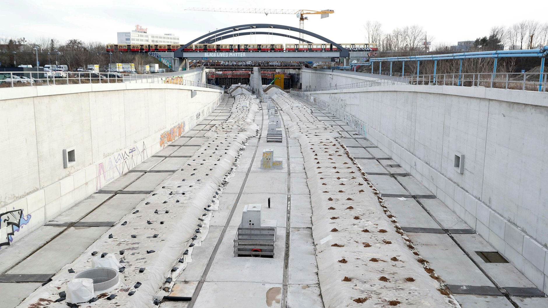 Ab Ende 2024 sollen hier Autos und Lkw rollen. Der 16. Bauabschnitt von Neukölln nach Treptow Nähe Sonnenallee.