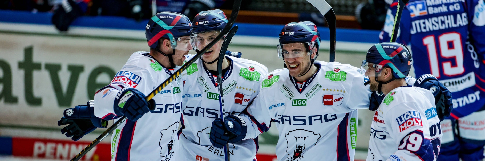 Marcel Noebels, Lukas Reichel, Ryan McKiernan und Zach Boychuk (v. l.) freuen sich über das 1:0. Es war der Auftakt eines torreichen Abends.