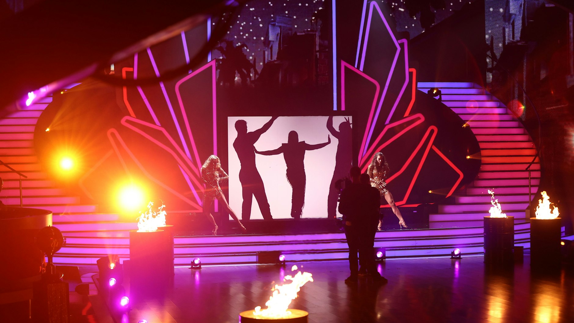 <strong>Team „Jorge González“</strong> tanzt eine Salsa. Rúrik und Renata sowie Simon und Patricija gehören dazu.