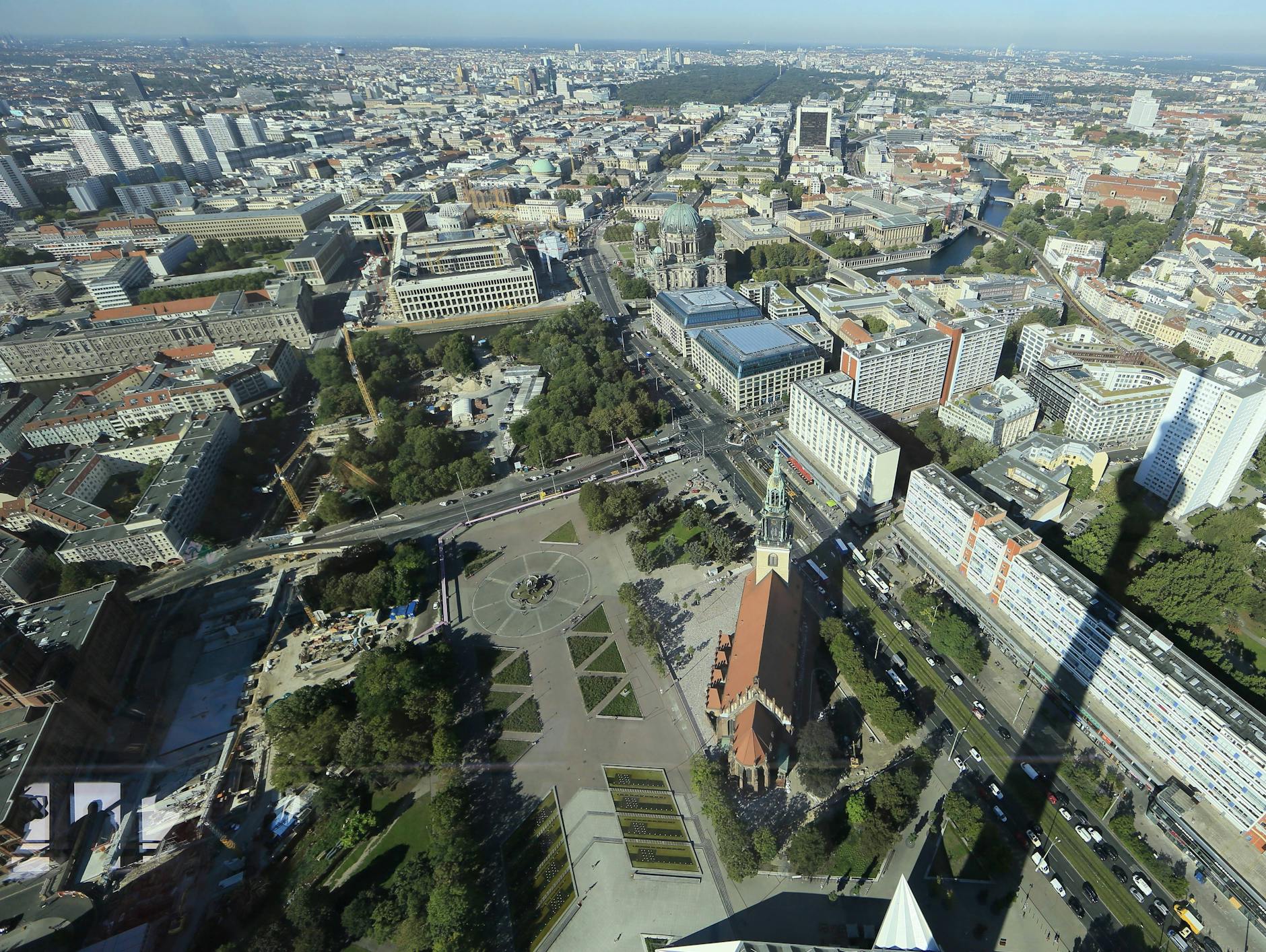 Blick vom Fernsehturm auf das neu zu gestaltende Gebiet Rathausforum und Marx-Engels-Forum. In der Mitte der Neptunbrunnen, dominant die zentrale Achse.