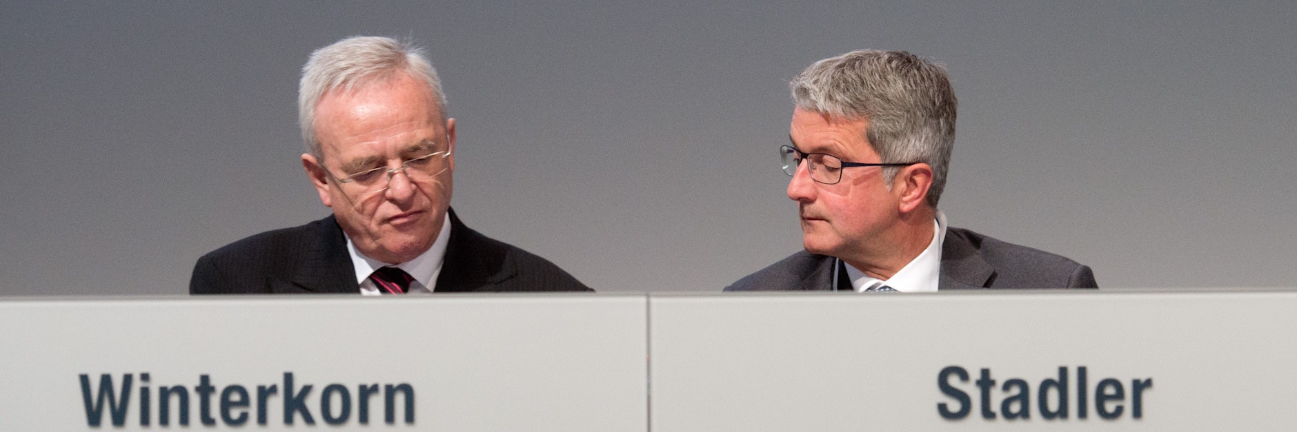 Martin Winterkorn ist angeklagt, Ex-Audi-Chef Rupert Stadler steht bereit wegen der Abgas-Manipulationen vor Gericht. 2014 hatten sie noch an Hauptversammlungen zusammengesessen.