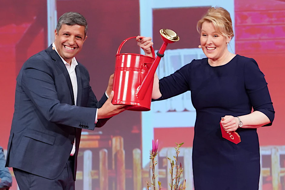 Raed Saleh&nbsp;gratuliert der roten Kandidatin Franziska Giffey mit einer roten Gießkanne als Geschenk.