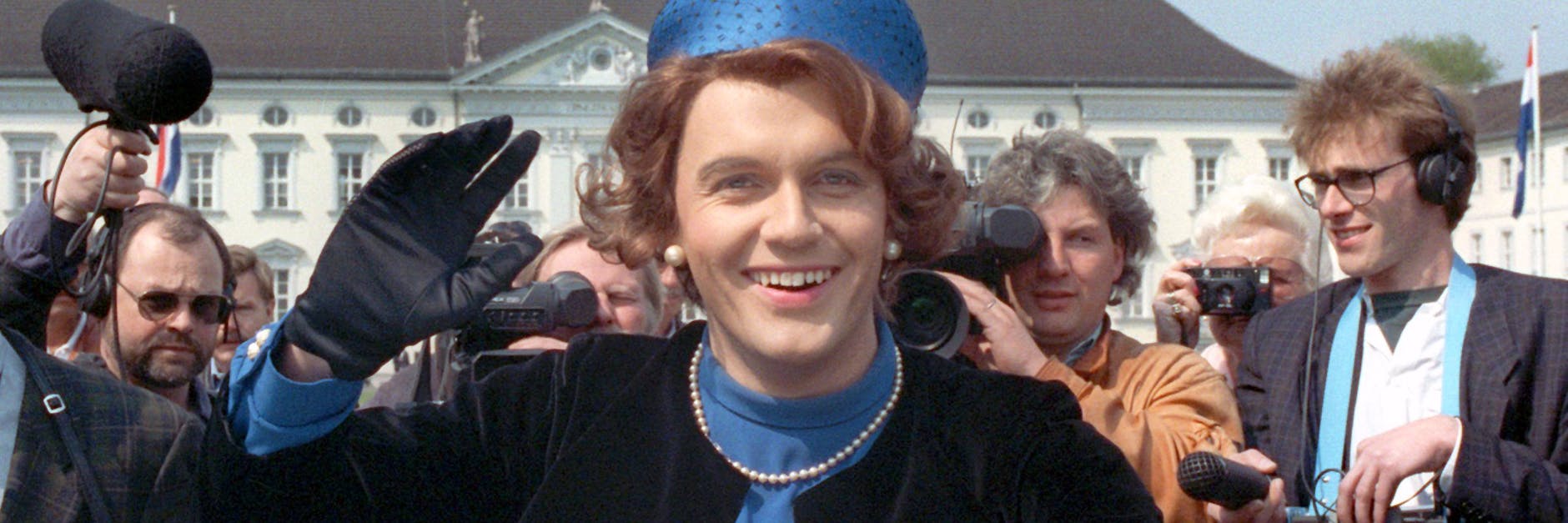 Verkleidet als Königin Beatrix der Niederlande winkt der deutsche Komiker und Showmaster Hape Kerkeling vor Schloss Bellevue für die Presse.