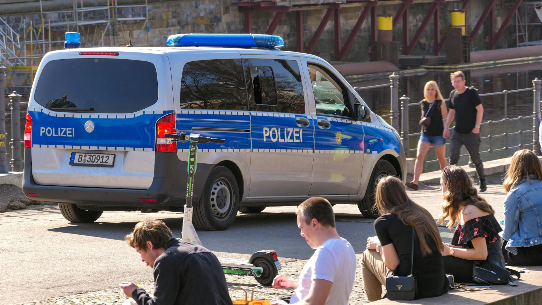 Ein Polizeiwagen im James-Simon-Park in Berlin. Im öffentlichen Raum darf sich nur noch ein Haushalt mit höchstens einer weiteren Person über 14 Jahre treffen.