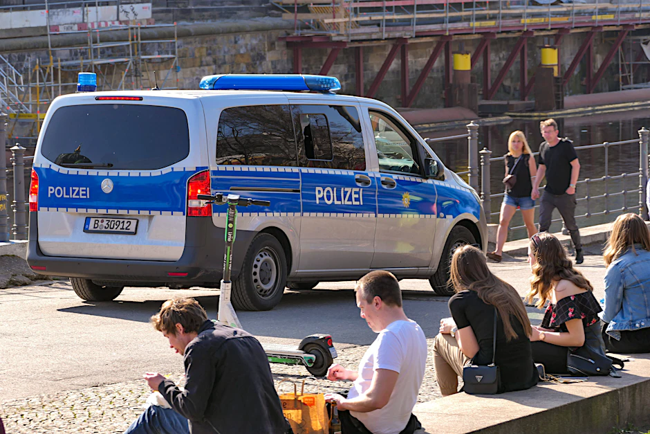 Ein Polizeiwagen im James-Simon-Park in Berlin. Im öffentlichen Raum darf sich nur noch ein Haushalt mit höchstens einer weiteren Person über 14 Jahre treffen.
