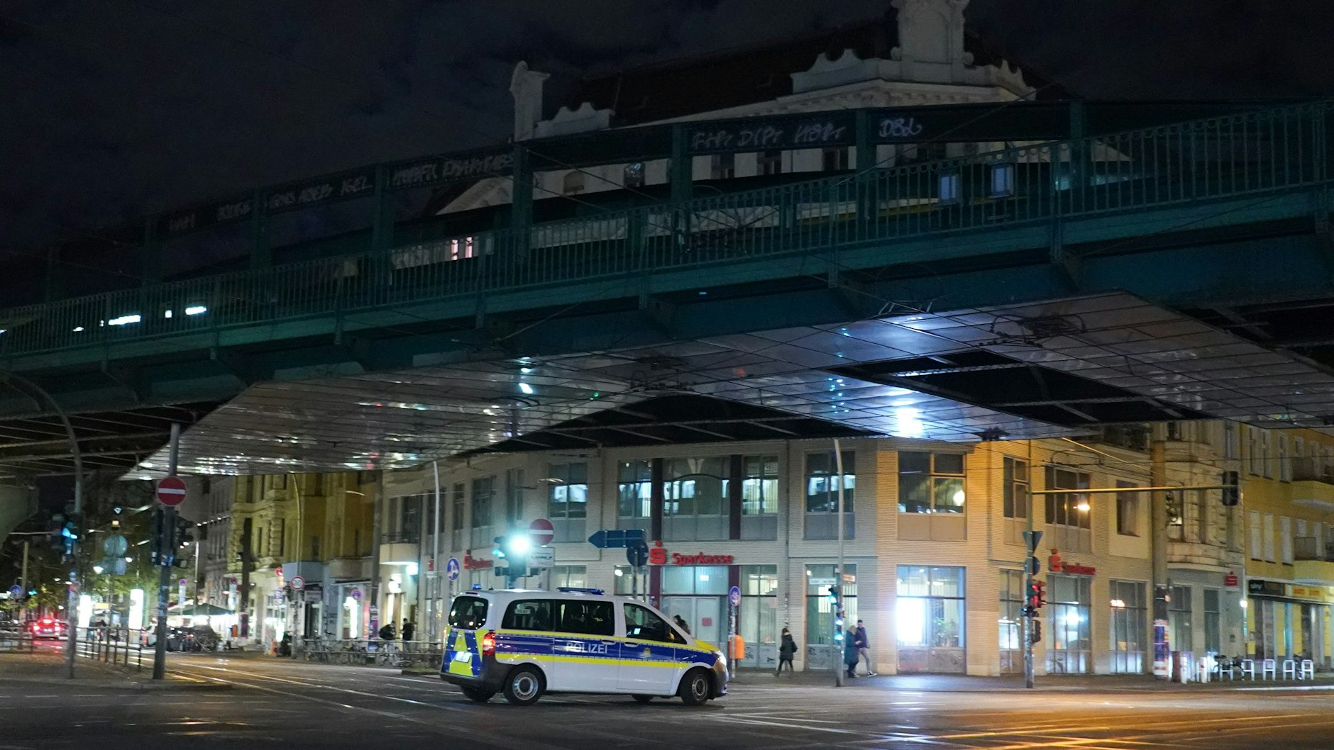 Ein Fahrzeug der Polizei fährt nach Mitternacht über die Schönhauser Allee. 