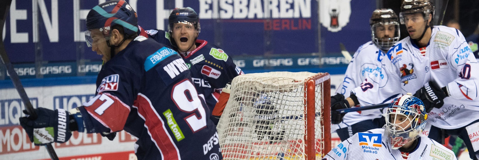 Eisbär Matt White feiert sein 2:2 gegen Iserlohn, ebnet damit den Weg ins Halbfinale. 