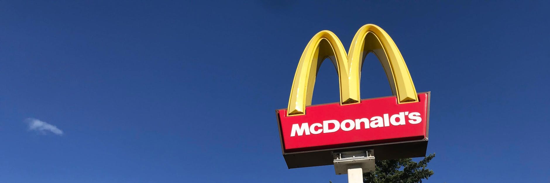 Das Logo der Fastfood-Kette McDonald’s an einer Filiale. 