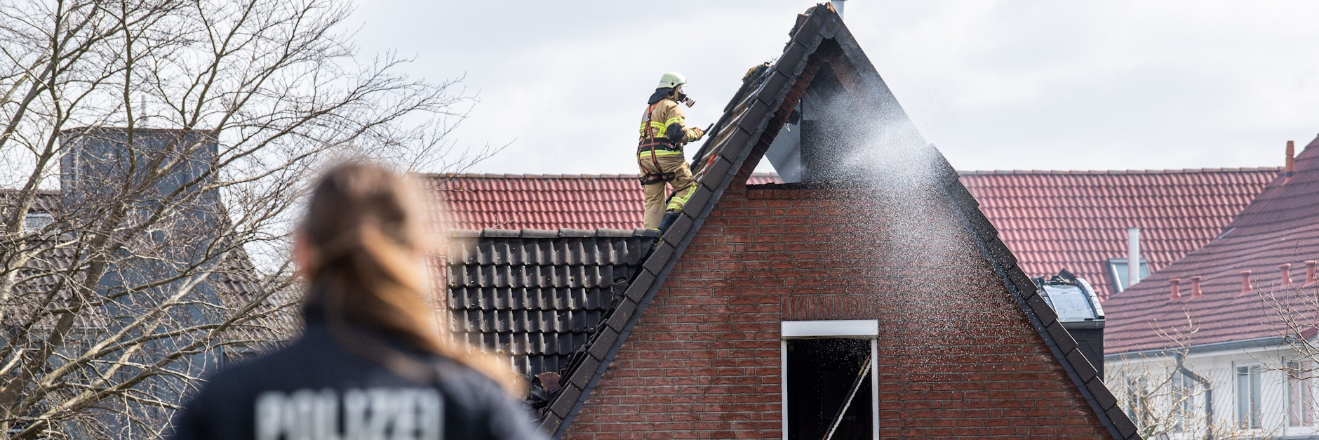 Einsatzkräfte der Feuerwehr und Polizei am besagten Haus im Stadtteil Mahndorf.&nbsp;