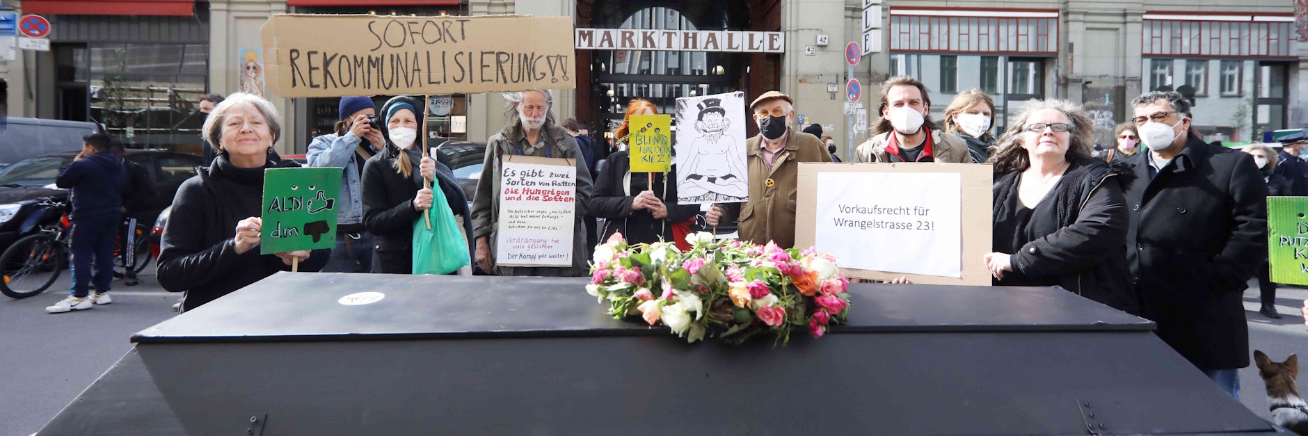 Anwohner protestierten vor der Markthalle Neun gegen die Schließung von Aldi.