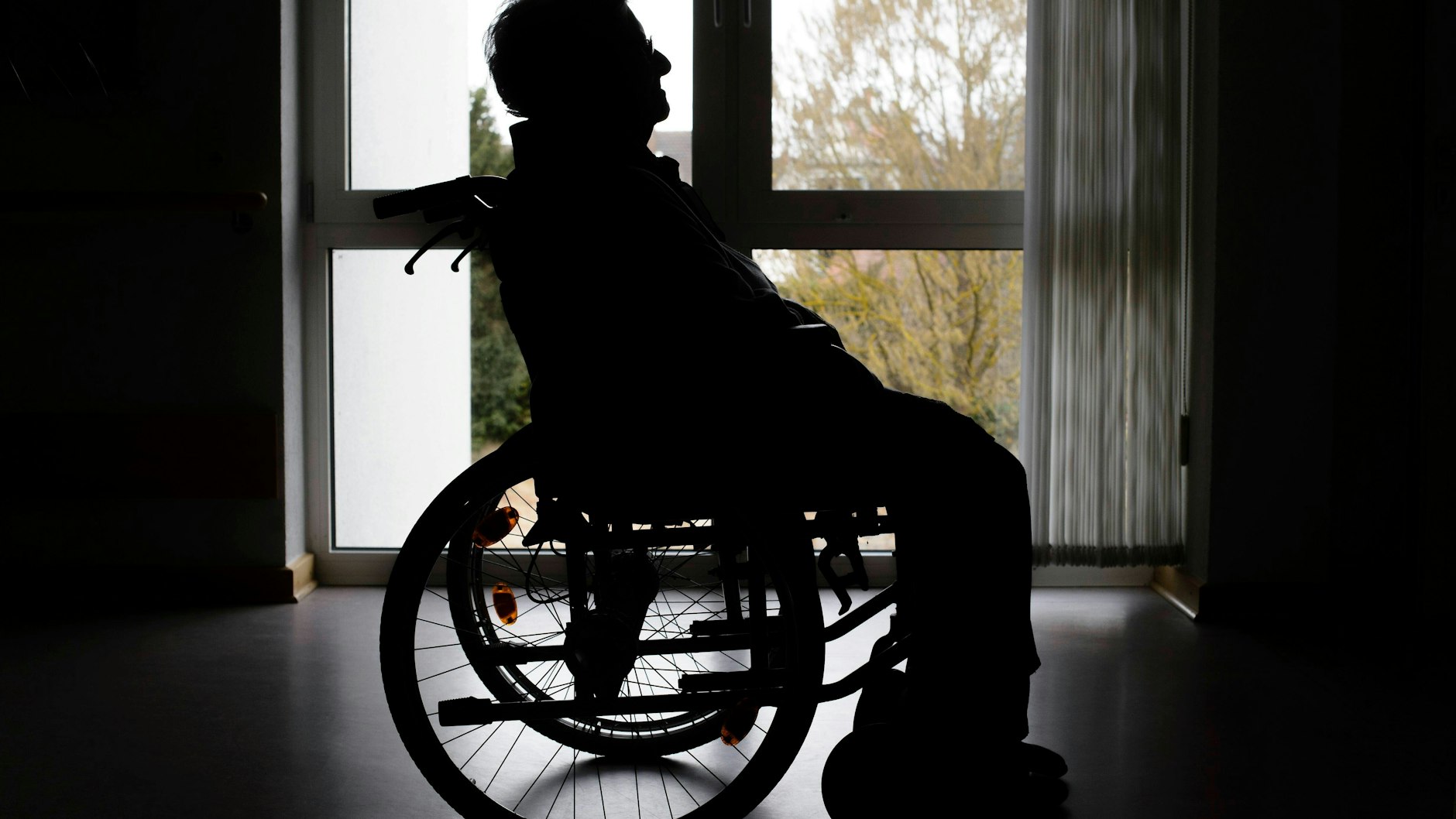 Immer mehr Senioren leiden seit der Corona-Pandemie unter Einsamkeit. Obwohl die meisten geimpft sind, müssen sie sich in Berlin weiter an die Regeln halten. Das stößt auf Kritik.&nbsp;