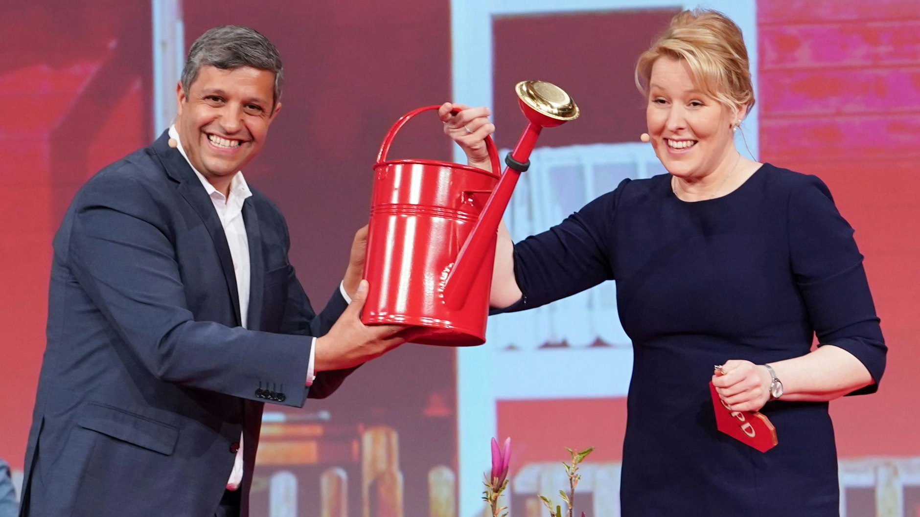 Raed Saleh&nbsp;gratuliert der roten Kandidatin Franziska Giffey mit einer roten Gießkanne als Geschenk.