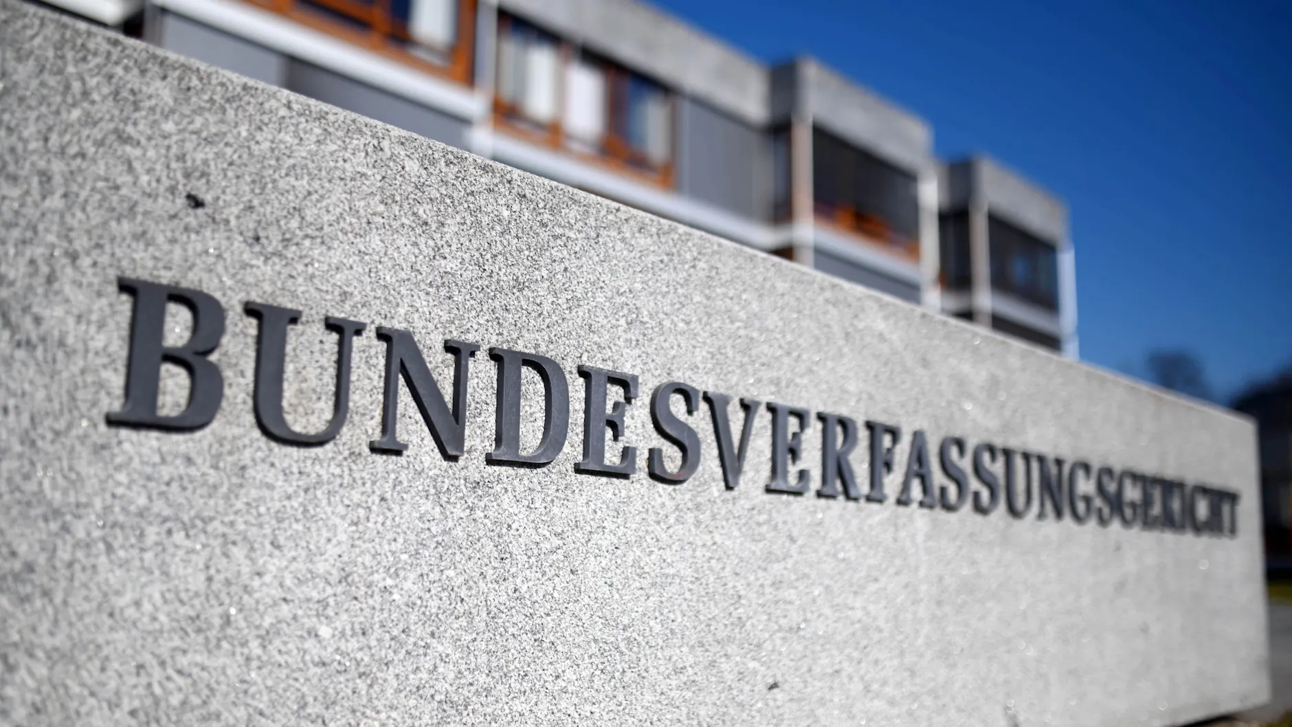 Zum Start der sogenannten Bundes-Notbremse sind beim Bundesverfassungsgericht zahlreiche Eilanträge und Verfassungsbeschwerden eingegangen.