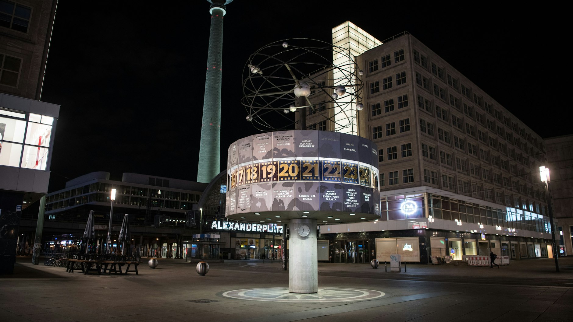 Der Alexanderplatz war während der Ausgangssperre menschenleer.