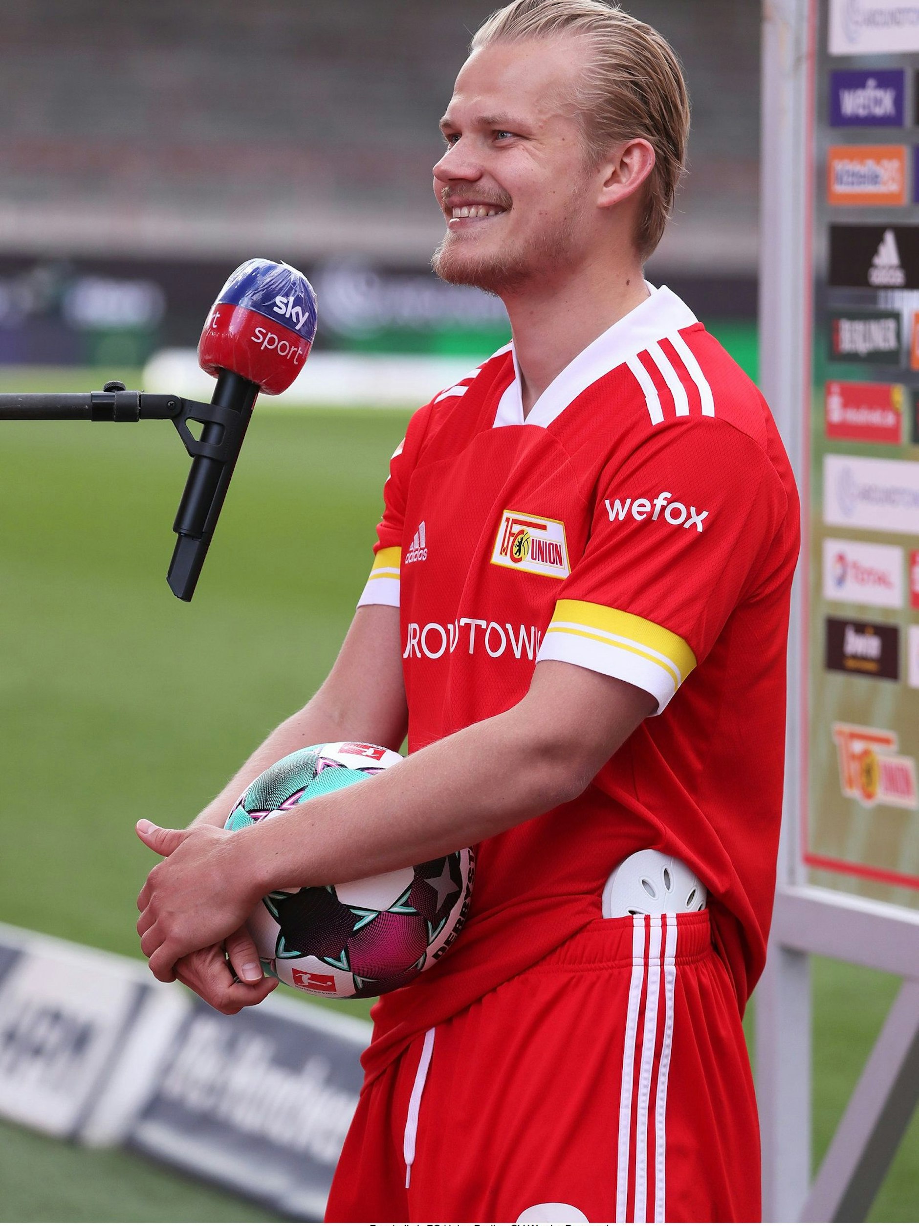 Mein Freund der Ball! Unions Joel Pohjanpalo mit der Trophäe des Spiels gegen Bremen.<br>
